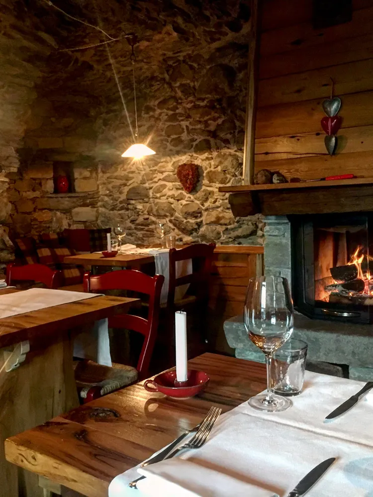 Un calice di vino locale all’Osteria Treterre